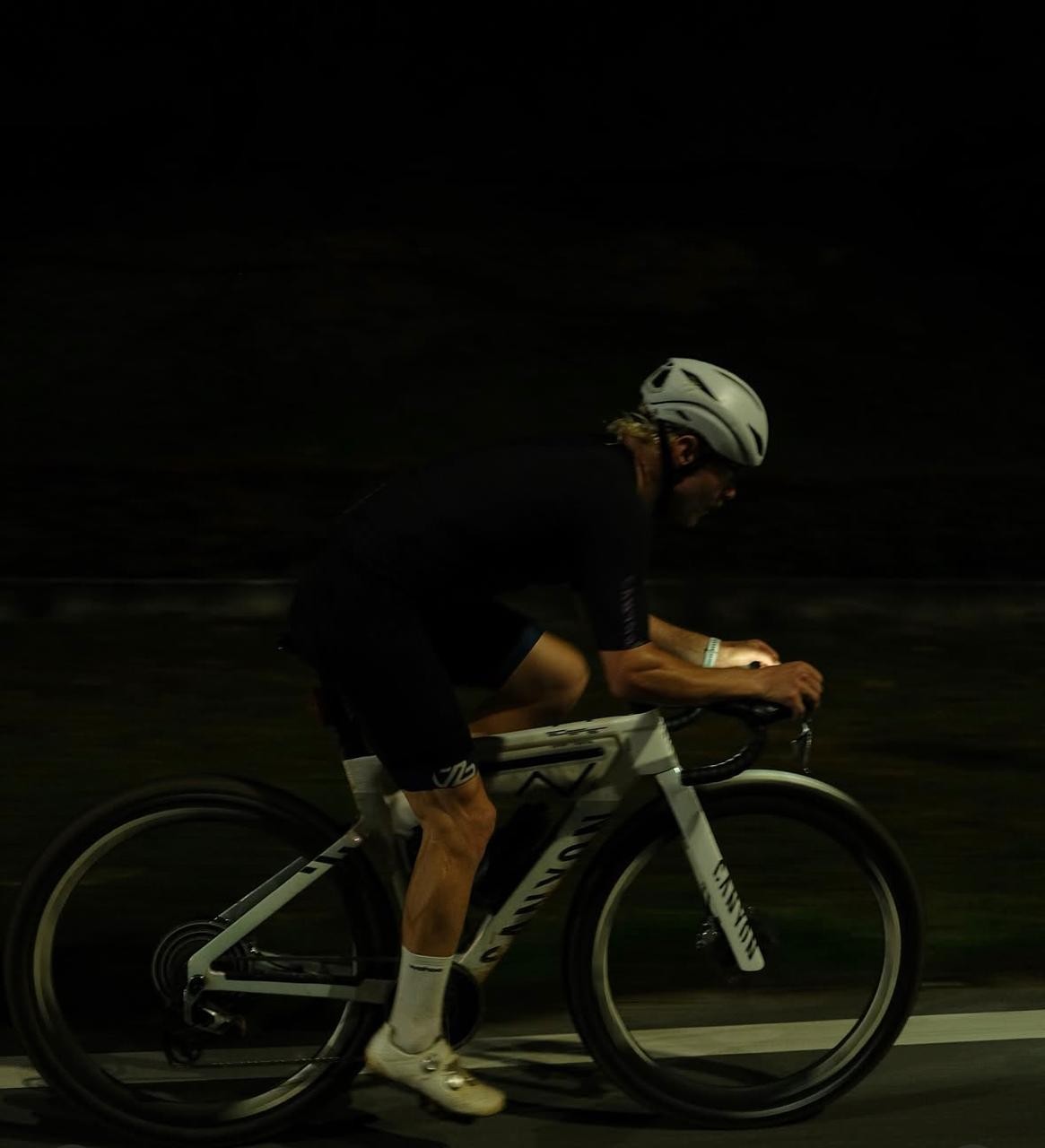 Piloto da Fórmula 1 pedala 420 km da Malásia a Cingapura para disputar Grande Prêmio