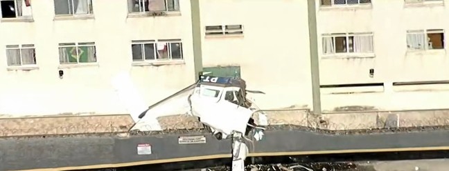 Avião de pequeno porte cai e bate em prédio em Belo Horizonte — Foto: Reprodução TV Globo