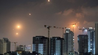 111397825-topshot-this-picture-shows-rocket-trails-in-the-sky-above-netanya-on-june-13-2025-ai Trump diz que responderá com 'força total' caso Irã ataque os EUA: 'Níveis nunca antes vistos'