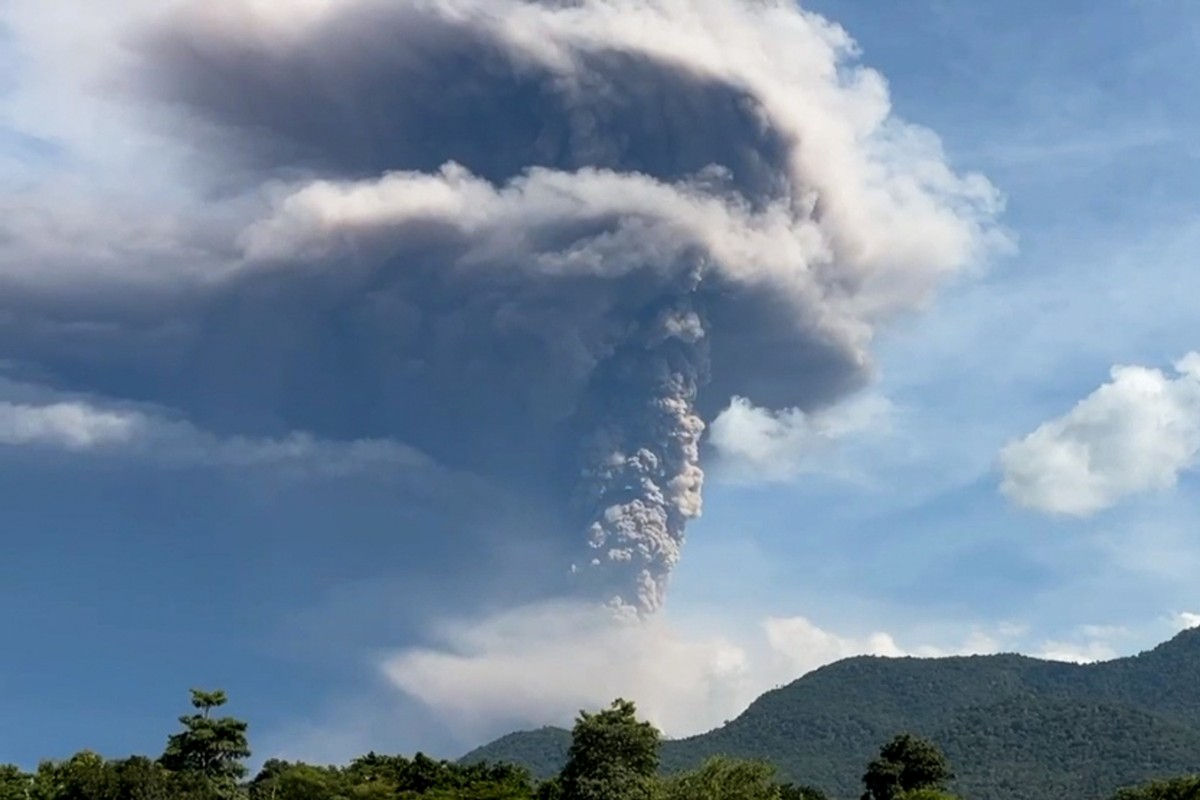 “Vulcão na Indonésia Explode em Erupção Devastadora: Nuvem de Cinzas Atinge 1 Quilómetro de Altura – Veja o Vídeo Impactante!” #ÚltimasNotícias #Portugal