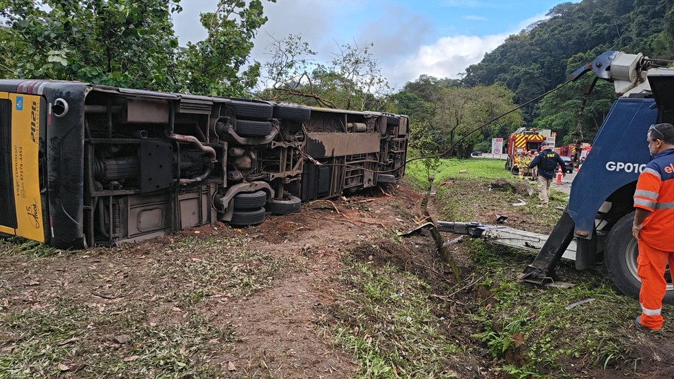 &ocirc;nibus tombado na serra de Petr&oacute;polis e equipes de salvamento em a&ccedil;&atilde;o &mdash; Foto: Corpo de Bombeiros