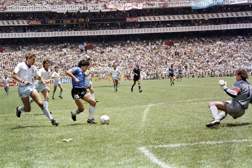 Gol de Maradona sobre a Inglaterra na Copa de 1986 — Foto: STAFF / AFP