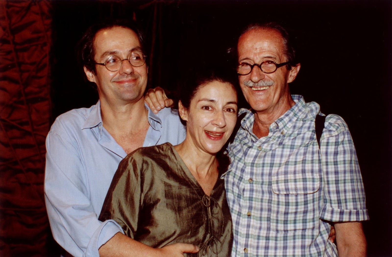 Os atores Daniel Dantas e Andréa Dantas são irmãos. Na foto de 2002, eles aparecem com o pai, o também ator Nelson Dantas — Foto: Cristina Granato