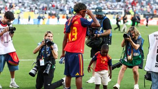 Yamal e seu irmão Keyne brincando com a rede do gol da final da Copa do Mundo — Foto: FRANCK FIFE / AFP