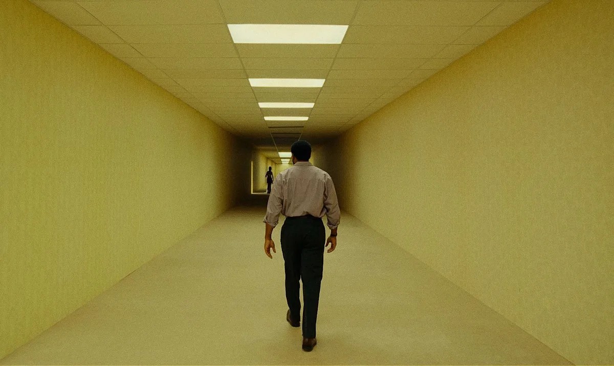Cảnh trong phim 'Backrooms: Um Não-Lugar' — (Ảnh: Divulgação)