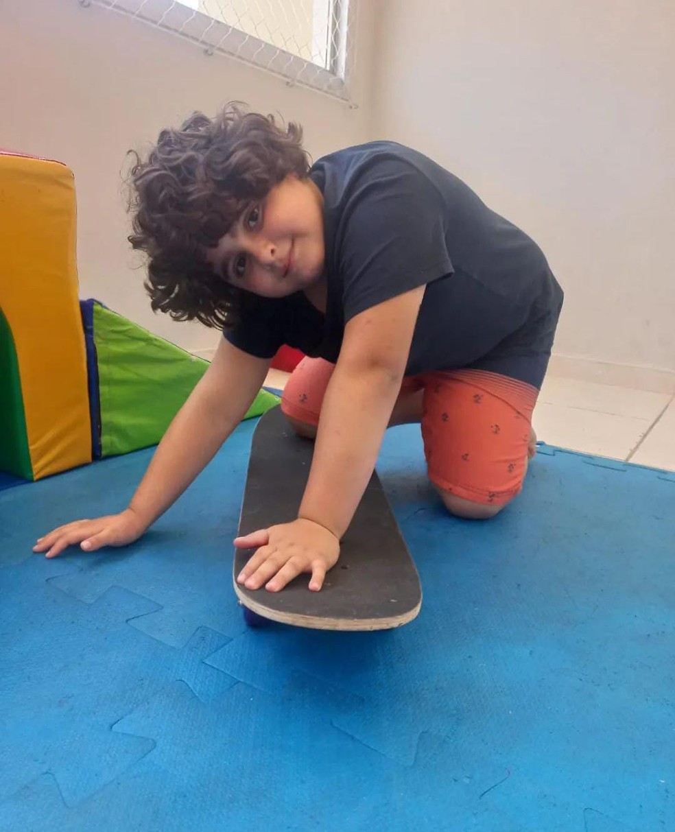 Theo aproveita os momentos de terapia lúdica para brincar em cima do skate — Foto: Foto: Reprodução de arquivo pessoal