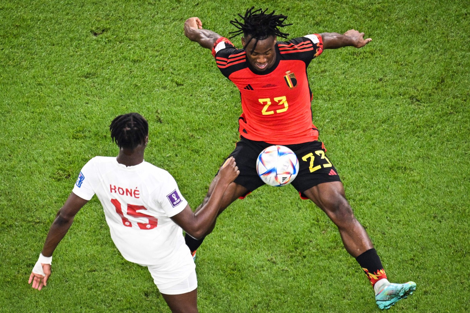 Bola dividida. Michy Batshuayi, da Bélgica, e o canadense Ismael Kon disputam posse de bola — Foto: ANTONIN THUILLIER/AFP