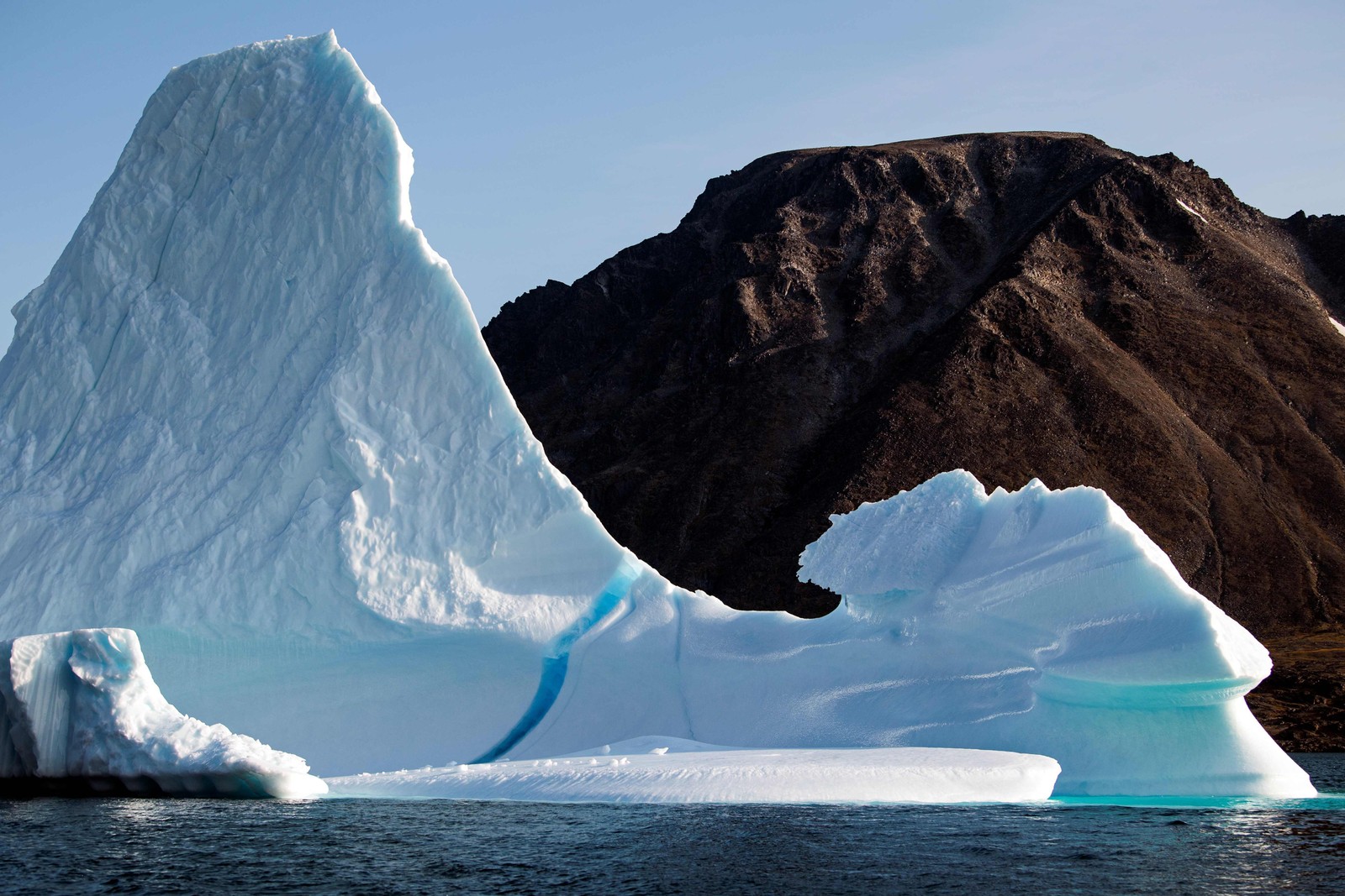 Iceberg perto da ilha de Kulusuk, na costa sudeste da Groenlândia. Aquecimento global causado pelas atividades humanas terá consequências dramáticas para os oceanos e a criosfera, que inclui gelo marinho, geleiras, calotas polares e permafrost (tipo de solo encontrado na região do Ártico, constituído por terra, gelo e rochas permanentemente congelados) AFP