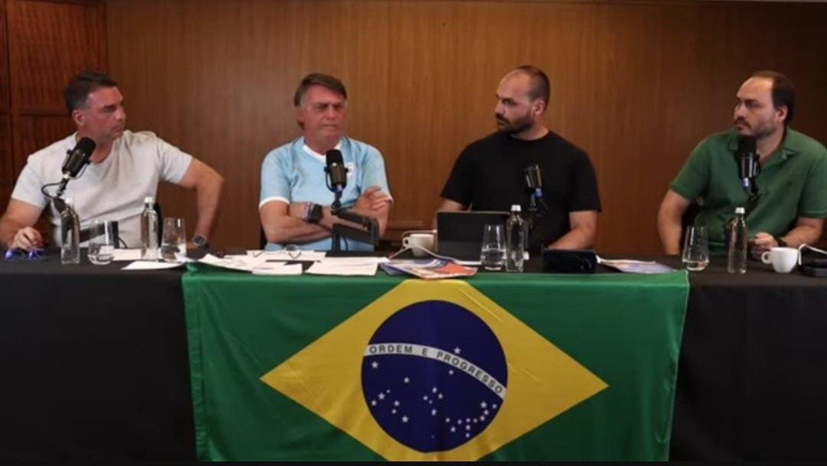 PF faz buscas em casa de Angra dos Reis onde fam&iacute;lia Bolsonaro se reuniu para fazer live