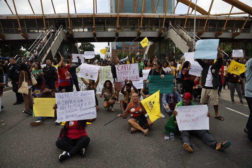 Protesto de camelôs em frente à prefeitura: manifestantes se sentam embaixo da passarela da Cidade Nova — Foto: Gabriel de Paiva / Agência O Globo