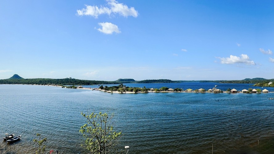 Ilha do Amor, que s&oacute; costuma aparecer no leito do Tapaj&oacute;s em agosto, durante a seca, j&aacute; est&aacute; vis&iacute;vel