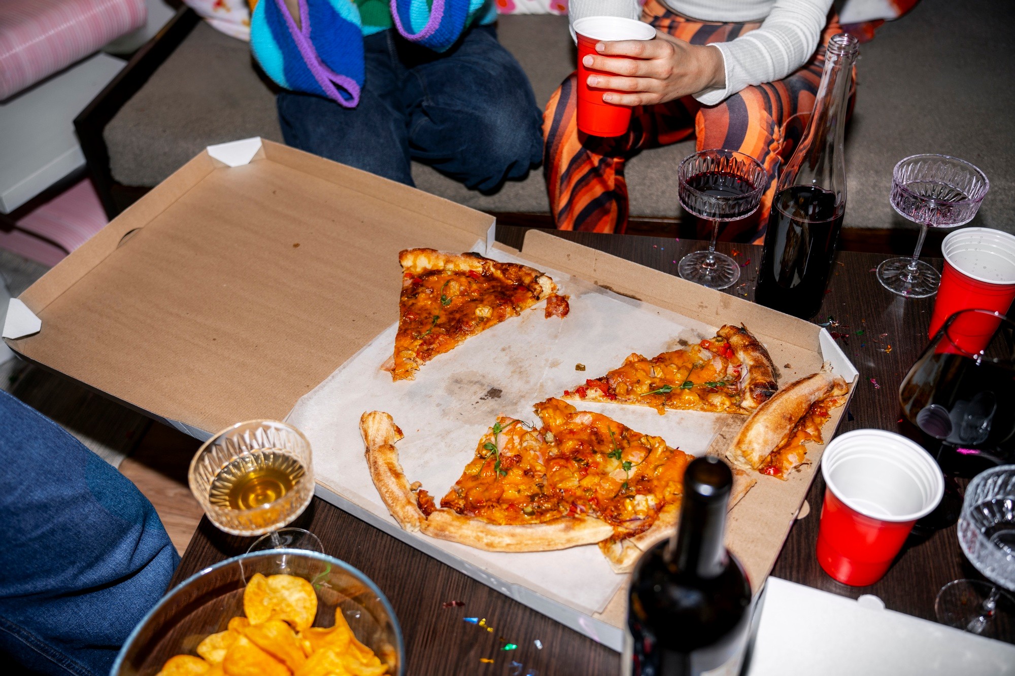 Por que beber álcool faz você sentir vontade de comer salgadinhos e pizza