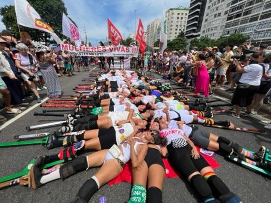 Manifestantes deitam no asfalto durante ato do Dia Internacional da Mulher, em Copacabana, no Rio de Janeiro