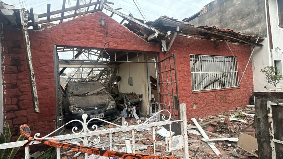 Explosão ocorreu em casa que funcionava como depósito clandestino de fogos de artifício — Foto: Reprodução/TV/CNN