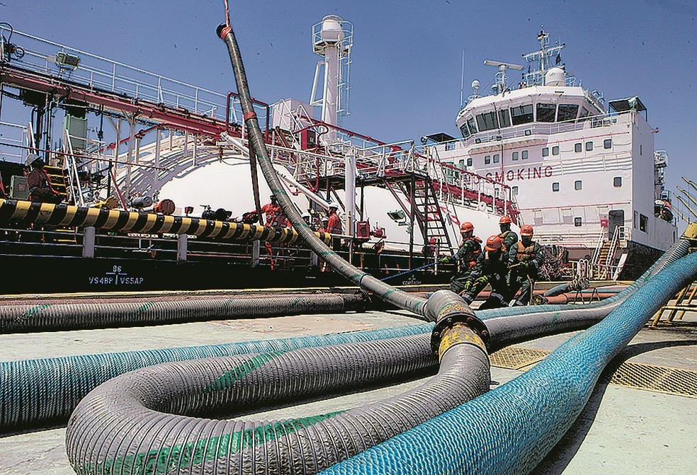 A Petrobras estima que seu VLSFO B24, que combina o bunker tradicional com biodiesel, pode reduzir as emissões em até 20% — Foto: Daniela Xu/Agência Petrobras