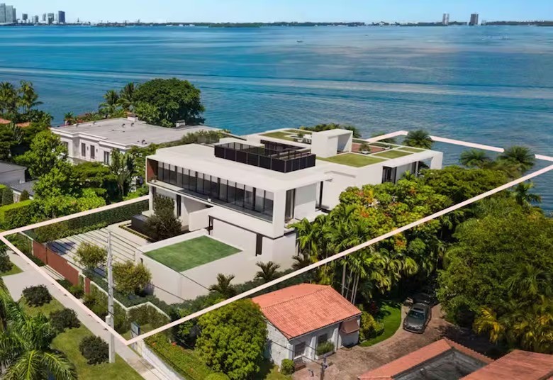 A casa está rodeada por palmeiras e tem acesso ao mar — Foto: Reprodução