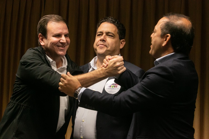 Novo acordo. Eduardo Paes com Santa Cruz e Rodrigo Neves no anúncio da aliança entre PSD e PDT, que tem o ex-prefeito de Niterói como cabeça de chapa