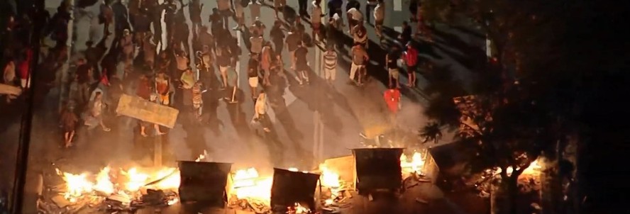 Moradores do Jardim Colombo ateiam fogo em entulho fechando via