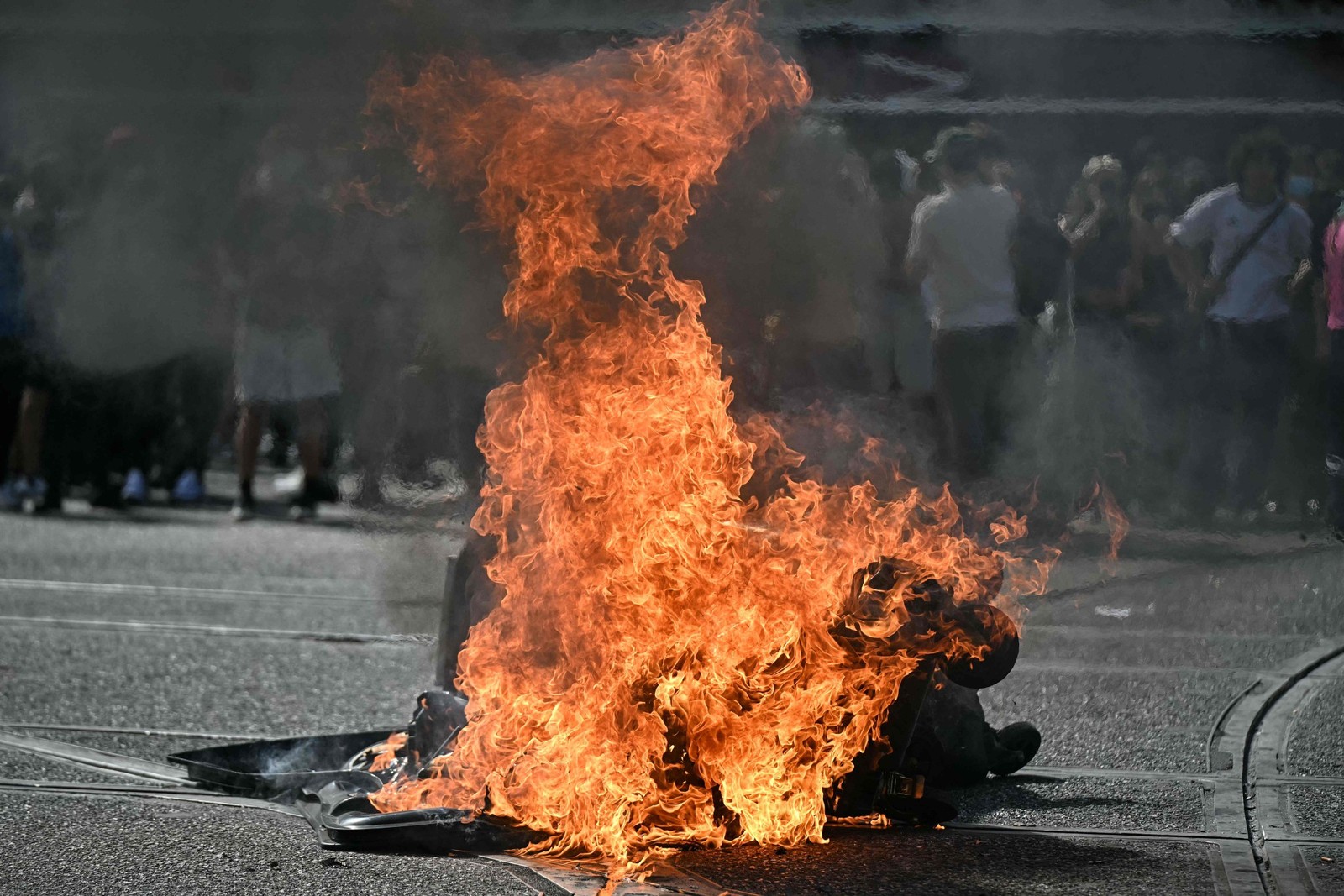 Performing vão, such as Ruas Nafrança Emresposta ànomeação de Sébastien Lecornu, 39, AO CARGO de Primeiro-Ministro Pelo Pelo President Emmanuel Macron. - Foto: Gabriel Bouys;