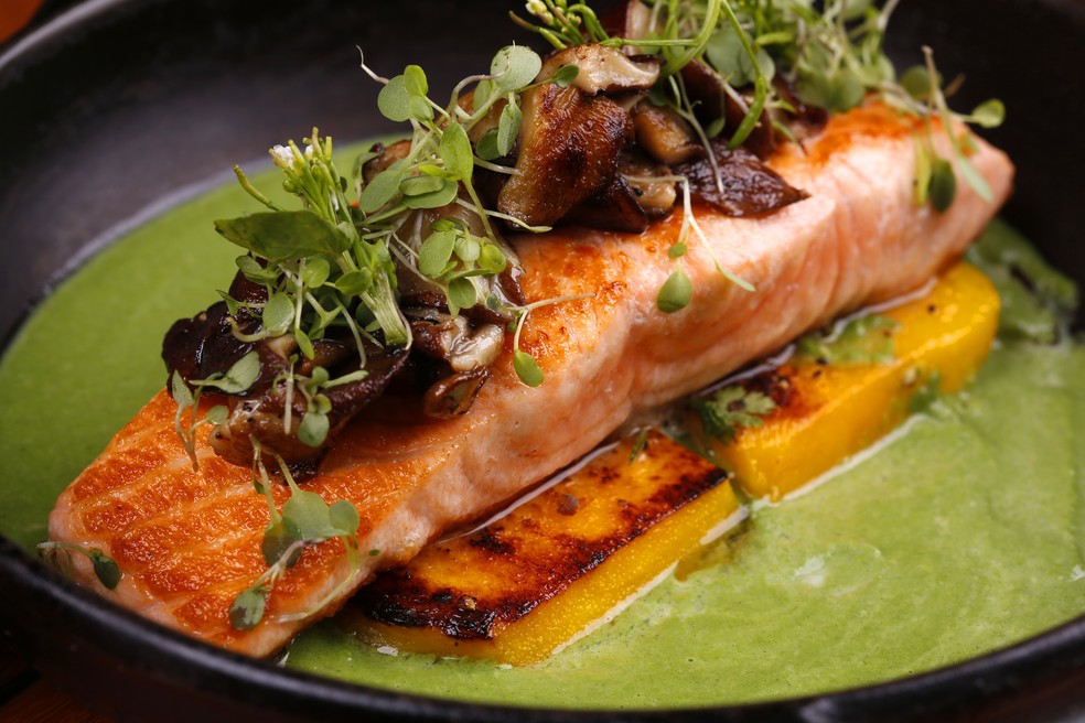 Salmão selado com shitake, manga grelhada e molho cremoso de agrião, do Páreo — Foto: Divulgação/Fábio Rossi