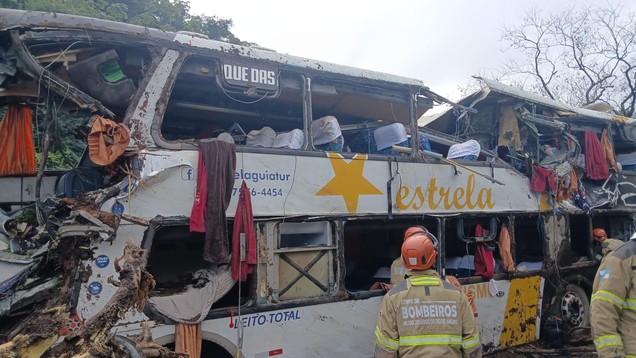 Dez pessoas morrem ap&oacute;s &ocirc;nibus de turismo com 49 passageiros tombar na Serra de Petr&oacute;polis