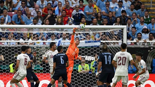 Com falha bizarra de Muslera, Espanha vence e elimina o Uruguai da Copa do  Mundo