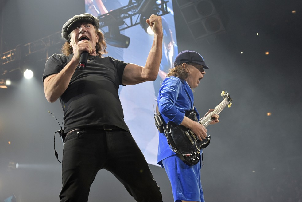 Brian Johnson e o guitarrista Angus Young durante show do AC/DC em Chicago, em 2016 Invision/AP — Foto:         