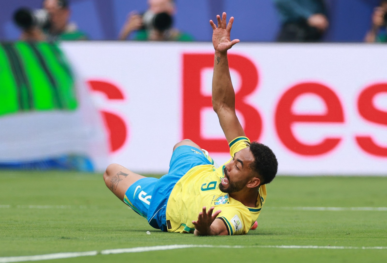 Matheus Cunha é derrubado por Kristoffer Ajer da Noruega — Foto: Getty Images via AFP