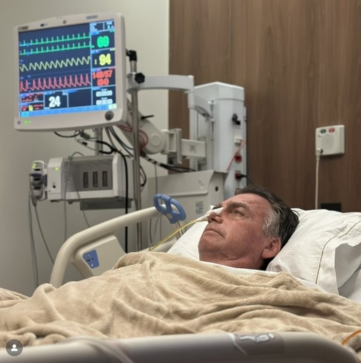 Carlos Bolsonaro posta foto antiga do pai internado e diz que m&eacute;dicos avaliam necessidade de novos procedimentos