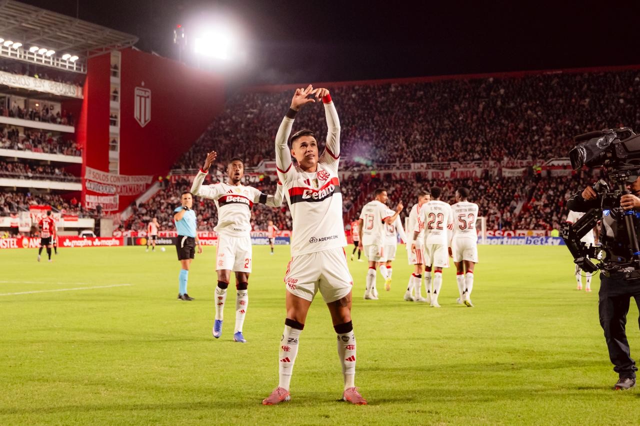 Análise: Flamengo alterna momentos contra um limitado Estudiantes, mas lesão de Arrascaeta é preocupação primordial