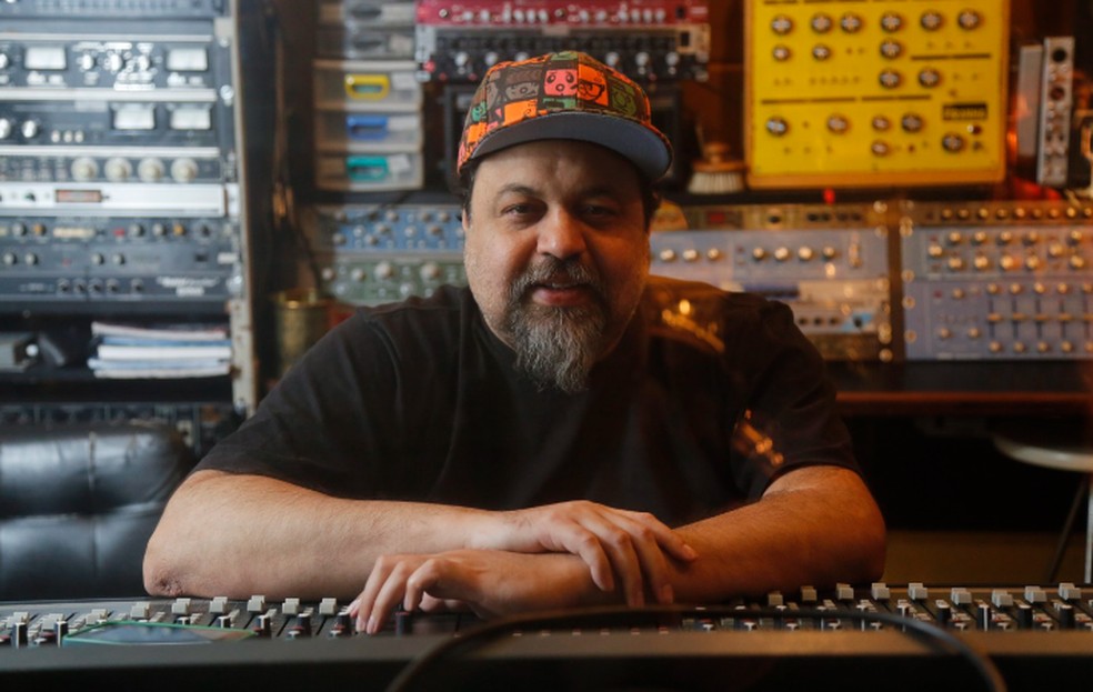 Marcelo Yuka em estúdio durante produção de disco, em 2015 — Foto: Felipe Hanower