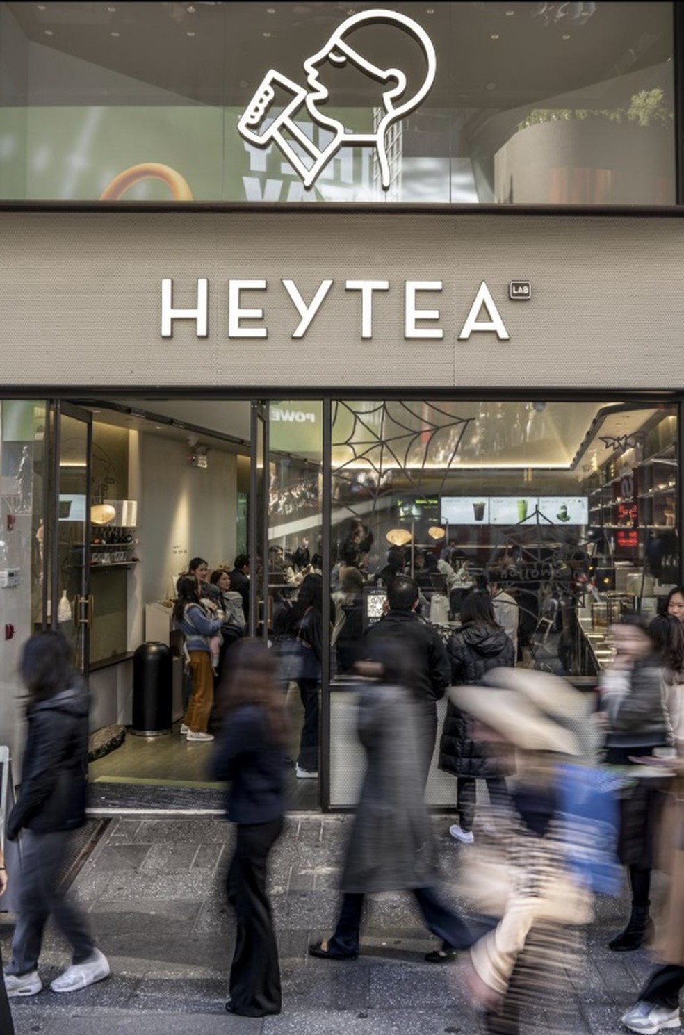 Loja da HeyTea na Times Square atrai longas filas para bebidas exclusivas, como chá de frutas com espuma de queijo — Foto: Ava Pellor/The New York Times