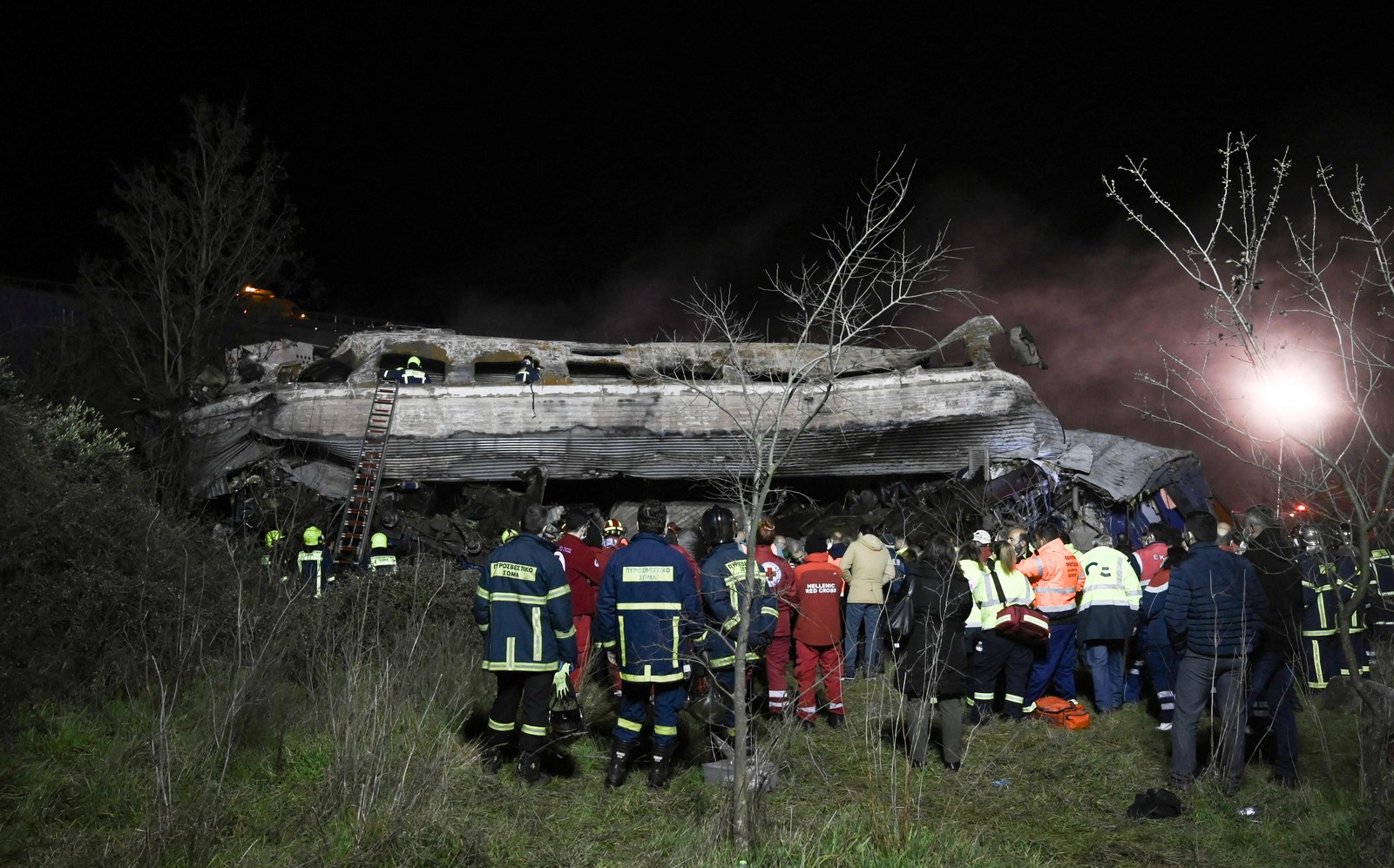 Equipes de resgate vasculham os destroços após um acidente de trem no vale de Tempi, perto de Lárissa, Grécia, em 1º de março de 2023 — Foto: Sakis Mitrolidis / AFP