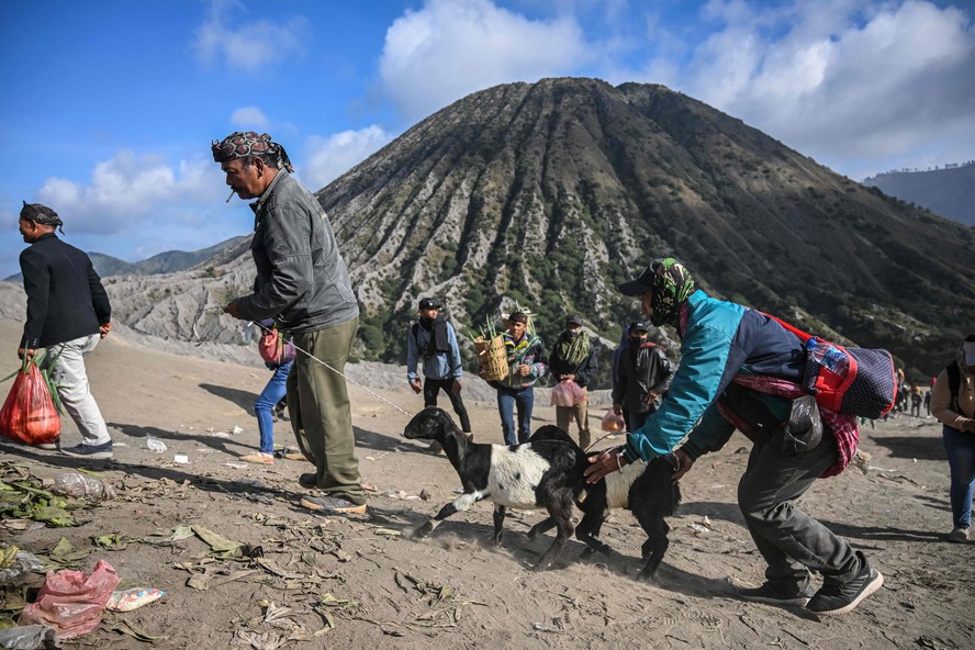 Membros da tribo Tengger se reúnem para fazer oferendas no Monte Bromo, na Indonésia