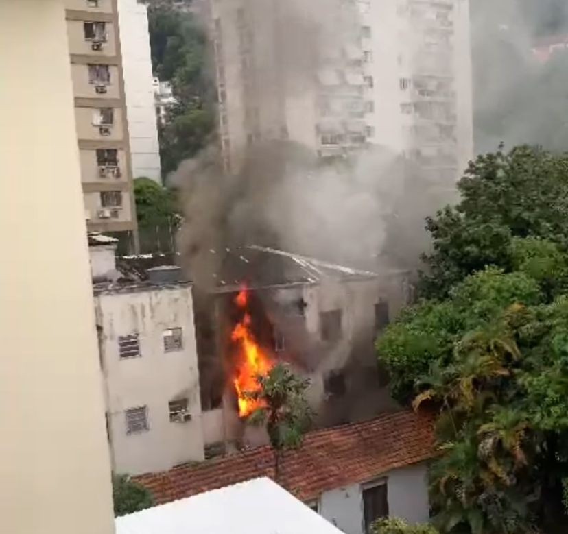 Incêndio atinge prédio em Laranjeiras