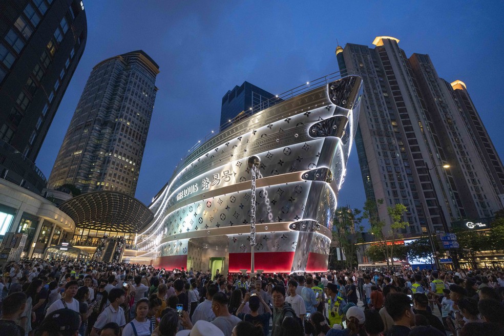 Loja da Louis Vuitton em Xangai, na China — Foto: Raul Ariano/Bloomberg