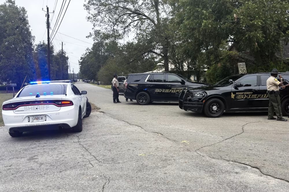 Ataque a tiros deixa dois mortos e 35 feridos na Geórgia, e uma adolescente morre por disparo nos EUA