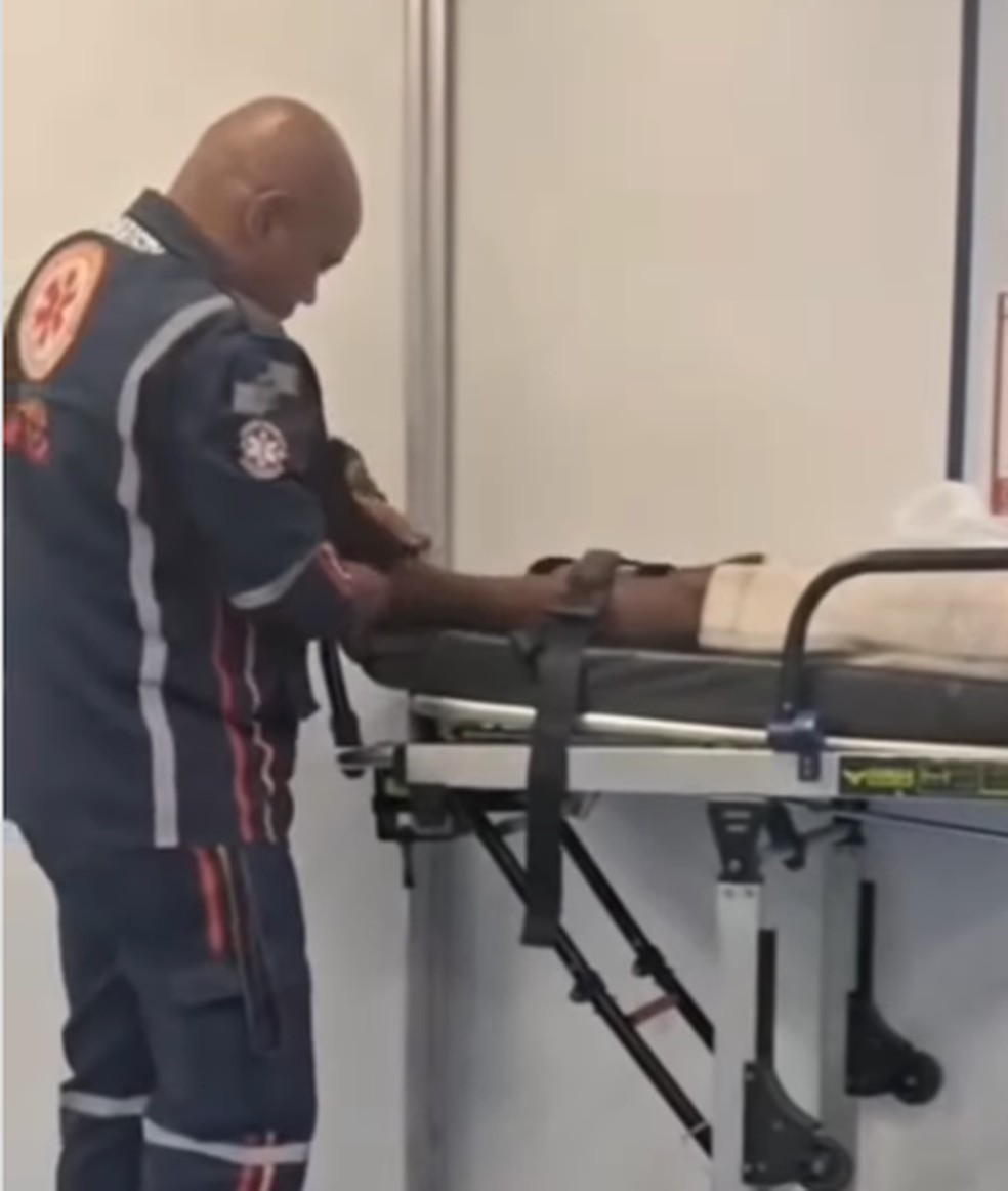 Socorrista do Samu, Márcio Cojak tirou as próprias meias para calçar paciente com frio; vídeo viralizou — Foto: Reprodução do Instagram