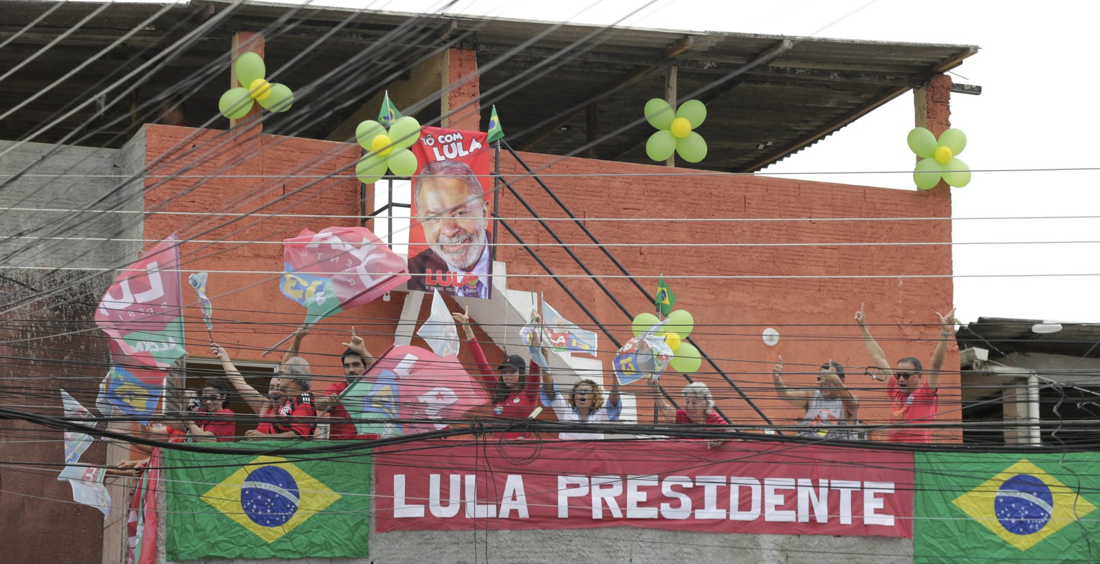 Moradores do Complexo do Alemão demonstram apoio ao ex-presidente e candidato Lula — Foto: Domingos Peixoto/Agência O Globo