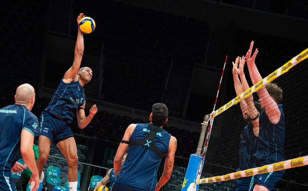 Lucarelli em treino da seleção brasileira para o Sul-americano de vôlei 2026 — Foto: Maurício Val/FV Imagem/CBV