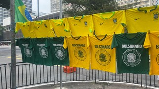 Camisetas em apoio a Jair Bolsonaro são expostas na Avenida Paulista durante ato convocado pelo ex-presidente — Foto: Mariana Rosário/Agência O Globo