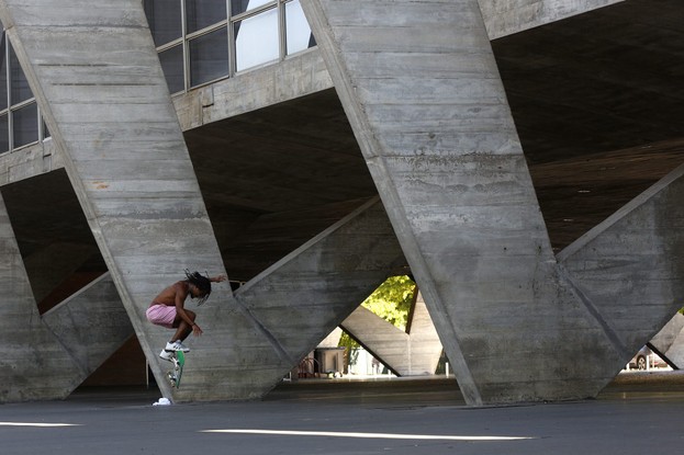 Museu de Arte Moderna: projeto chama atenção por concreto aparente e integração á paisagem