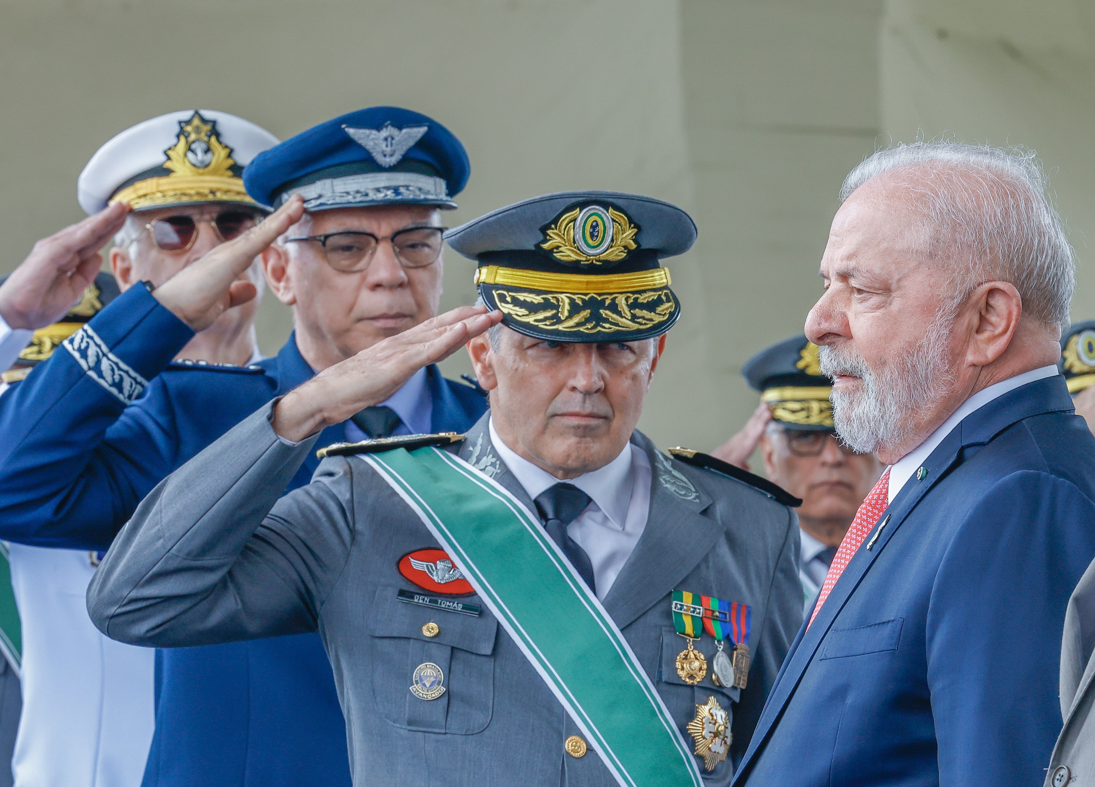 O humor de Lula na reunião com os comandantes militares - QTU Questões do Universo