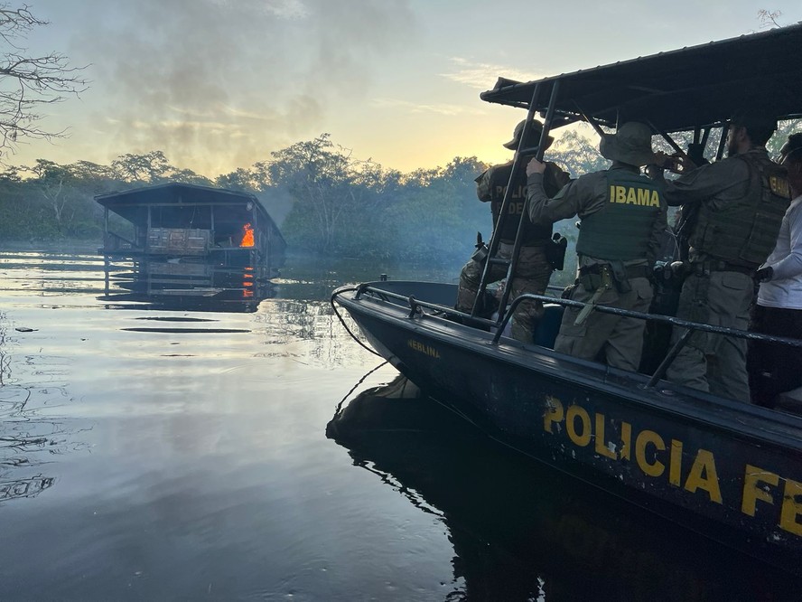 Polícia Federal destrói quatro barcas que eram usadas para garimpo ilegal