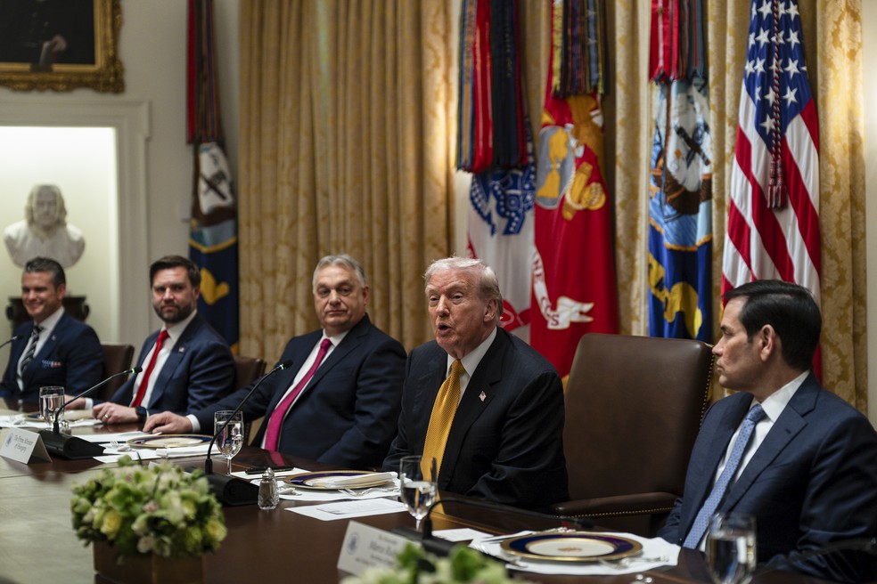 O presidente Trump e o vice-presidente JD Vance em um almoço com o primeiro-ministro Viktor Orban, ao centro à esquerda, na Casa Branca, em Washington — Foto: Tierney L. Cross/The New York Times