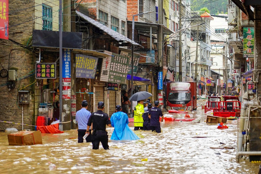 Equipes de resgate atuam em &aacute;rea inundada em Congjiang, na prov&iacute;ncia de Guizhou, sudoeste da China