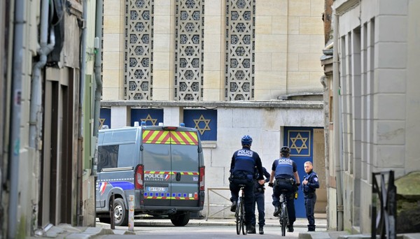 Polícia mata homem armado que tentava incendiar sinagoga na França