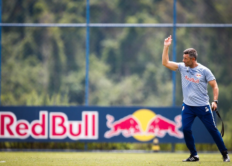 Vasco inicia busca por técnico para 2025 e avalia nome de Pedro Caixinha