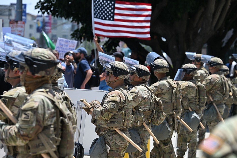 Membros da Guarda Nacional da Califórnia atuam em protesto contra políticas migratórias do governo federal em Los Angeles — Foto: Robyn Beck / AFP