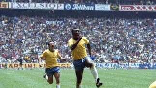 Na Copa do Mundo no México, em 1970, atletas ainda usavam uniformes de algodão — Foto: Tony Balis / Infoglobo 